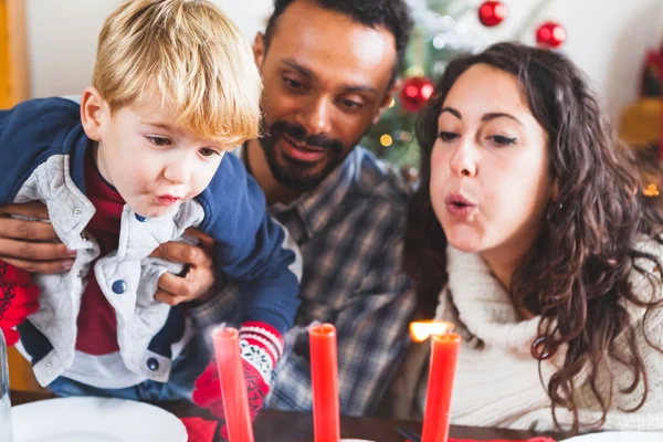 Familie waait kaarsen op kerstdiner — Stockfoto