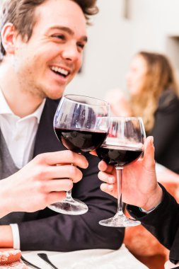 gülümseyen adam şarap holding