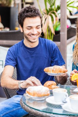 mutlu bir adam having kahvaltı 