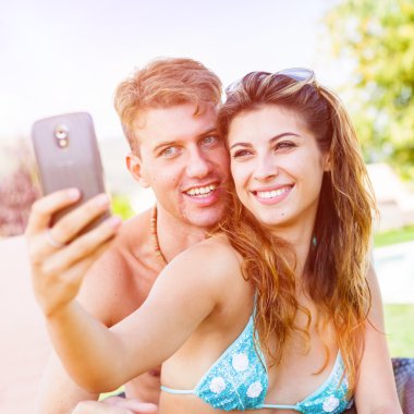 Çift cep telefonu selfie yapma 