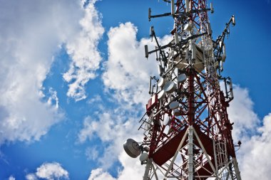 İletişim kulesi bulutlu gökyüzü karşı  