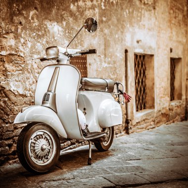 İtalyan Scooter Grungy arka sokakta, Vintage ruh hali 