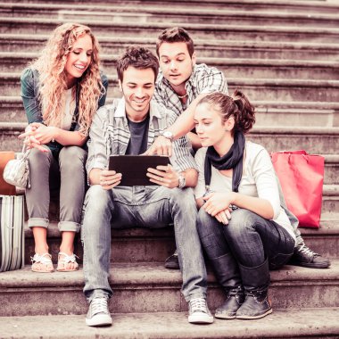 Dijital tablet ile genç arkadaş grubu