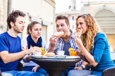 tipik Fransız kahvaltı yapıyor arkadaşlar