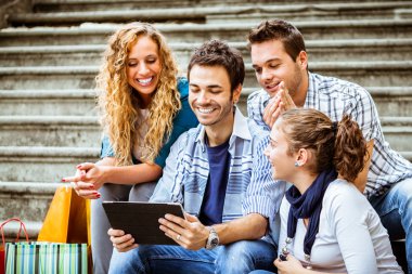 Dijital tablet ile genç arkadaş grubu