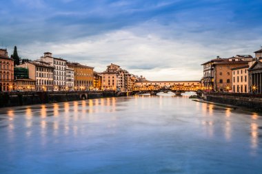 Floransa cityscape Arno Nehri üzerinde köprü ile 