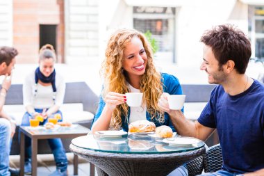 arkadaşlar kafede kahvaltı keyfi  