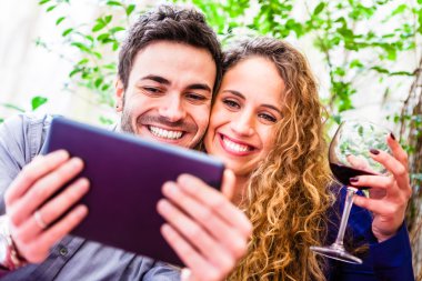 Genç çift, tablet pc