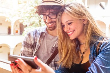 Smartphone vasıl gülümseyen genç Çift 