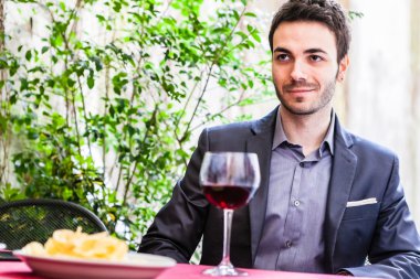 Yakışıklı delikanlı kadeh şarap ile