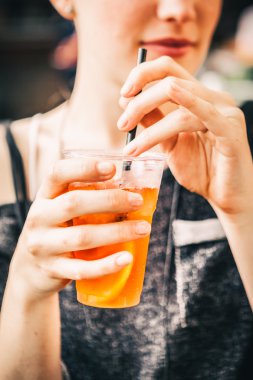 Kokteyl içen genç kadın