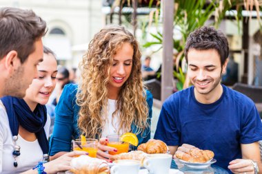 kafede kahvaltı arkadaşlar  