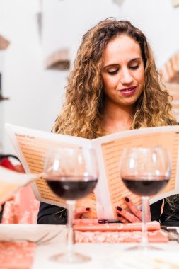 Çekici kadın Restoran menüsünde Okuma