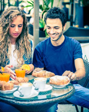 Çift kahvaltını kafede yapıyor.   