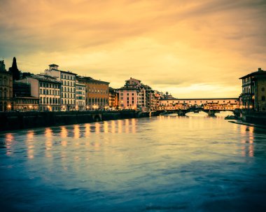 Floransa cityscape Arno Nehri üzerinde köprü ile 