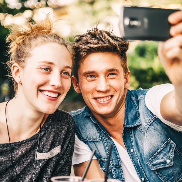Pareja tomando selfie en el teléfono móvil — Foto de Stock