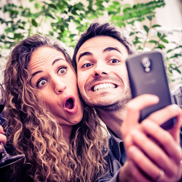 Grappige jong koppel nemen selfie — Stockfoto