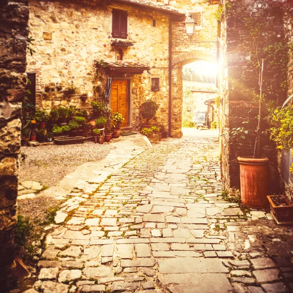 Rua velha estreita na aldeia de Montefioralle — Fotografia de Stock