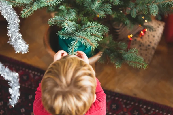 Bambino che decora l'albero di Natale — Foto Stock