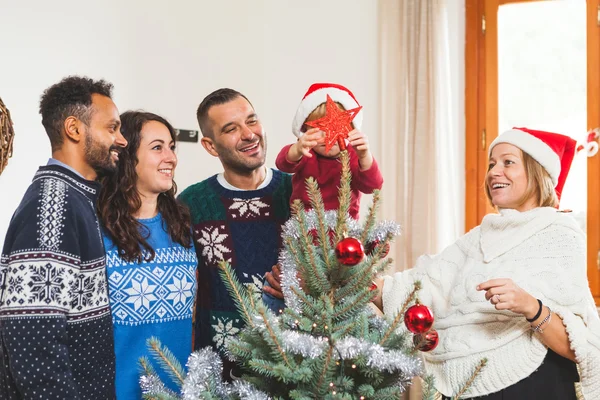 Familie versieren van de kerstboom — Stockfoto