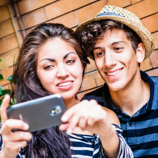 Ζευγάρι λήψη Selfie στο κινητό τηλέφωνο — Φωτογραφία Αρχείου