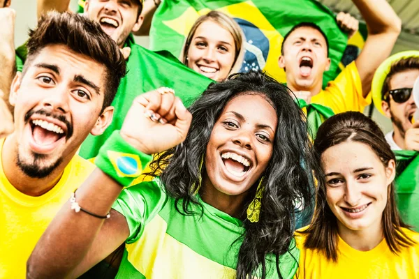 Aficionados brasileños animando en el estadio — Foto de Stock