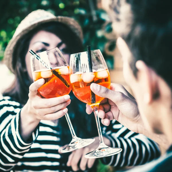 Brinde de casal com Aperitivo Italiano — Fotografia de Stock