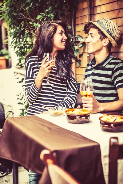 Пара, наслаждающаяся временем в кафе — стоковое фото