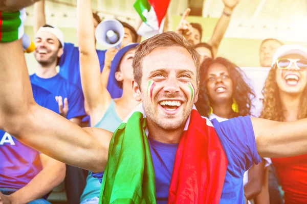 Olasz szurkolók a stadionban éljenzés — Stock Fotó