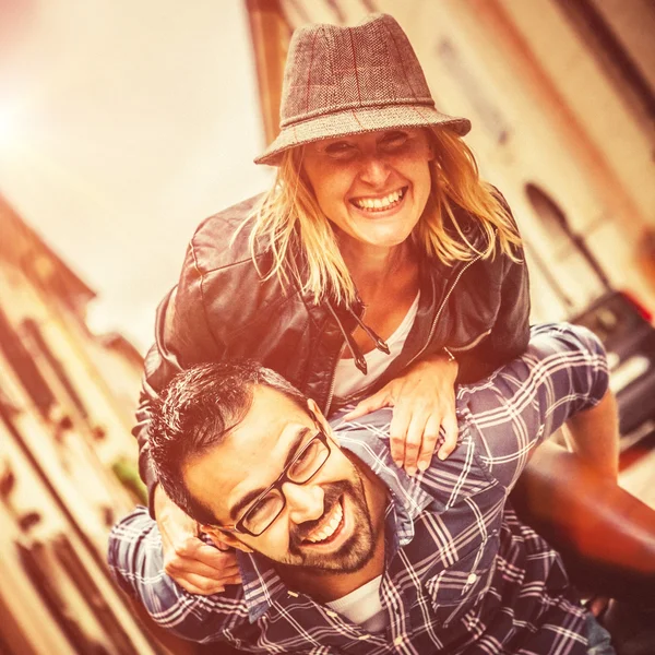 Feliz pareja divirtiéndose — Foto de Stock