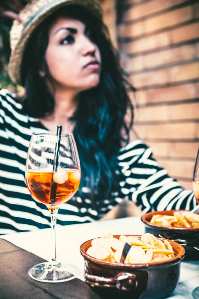 Hermosa mujer italiana con bebida alcohólica — Foto de Stock