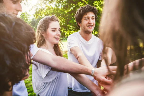 Felices amigos tomados de la mano — Foto de Stock