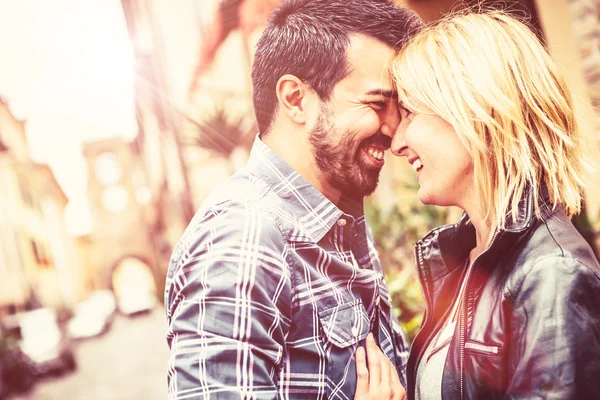 Pareja coqueteando en la calle —  Fotos de Stock