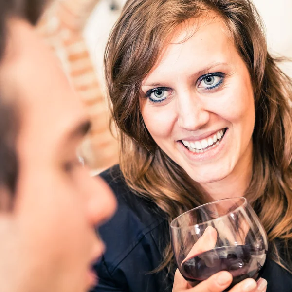 Hombre y mujer bebiendo vino y hablando — Foto de Stock
