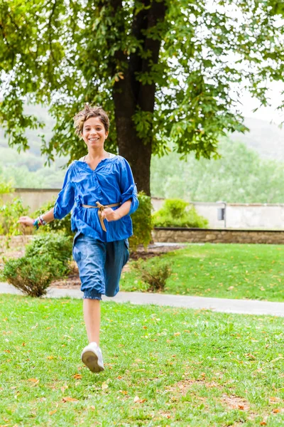 Feliz adolescente corriendo en el parque — Foto de Stock