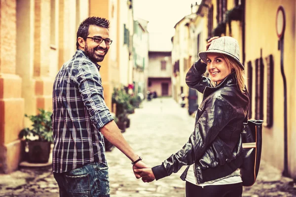 Couple heureux pendant la promenade en ville — Photo