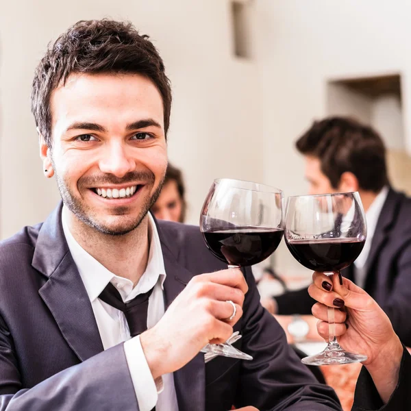 Jovem casal clinking copos de vinho — Fotografia de Stock