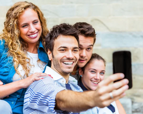 Młodzi przyjaciele szczęśliwy biorąc selfie — Zdjęcie stockowe