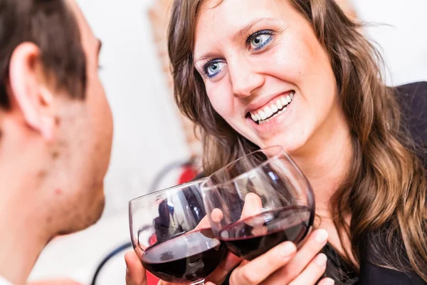 Homem e mulher bebendo vinho e conversando — Fotografia de Stock