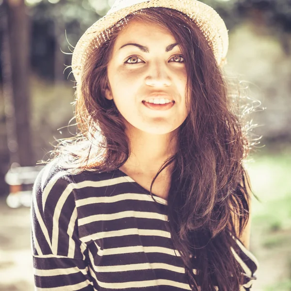 Sonriente adolescente mirando a la cámara — Foto de Stock