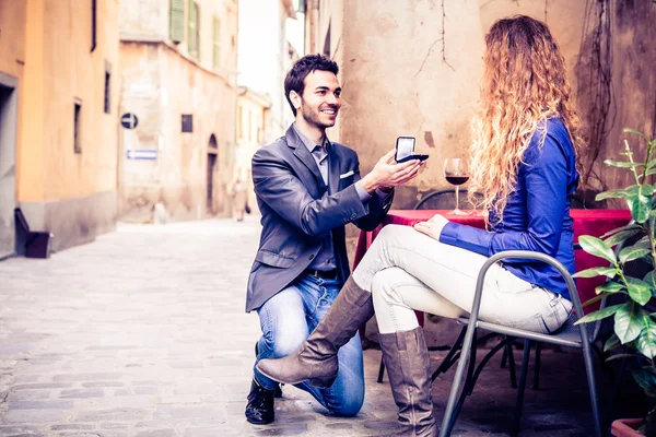 Beau homme faisant une proposition à la femme — Photo