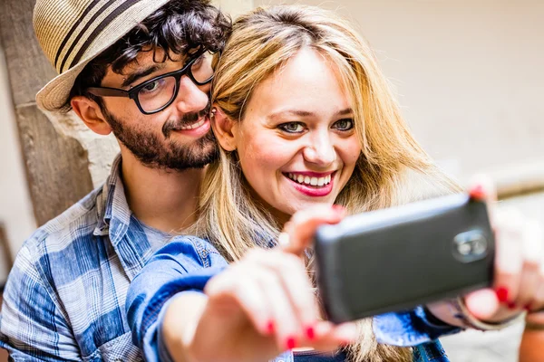 Sonriente joven pareja tomando selfie — Foto de Stock