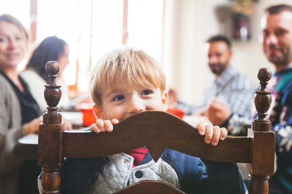 Lindo preescolar juguetón en la cena de Navidad — Foto de Stock