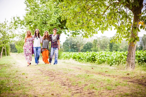 Hippies vandrande på en naturlig väg — Stockfoto