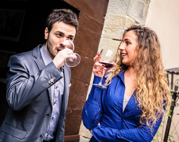 Casal sorridente segurando copos com vinho — Fotografia de Stock