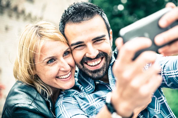 Paar maken Selfie op Smartphone — Stockfoto