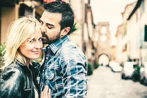 Pareja coqueteando en la calle — Foto de Stock