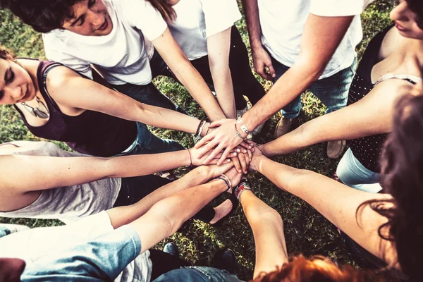 Gruppo di amici che si tengono per mano — Foto Stock