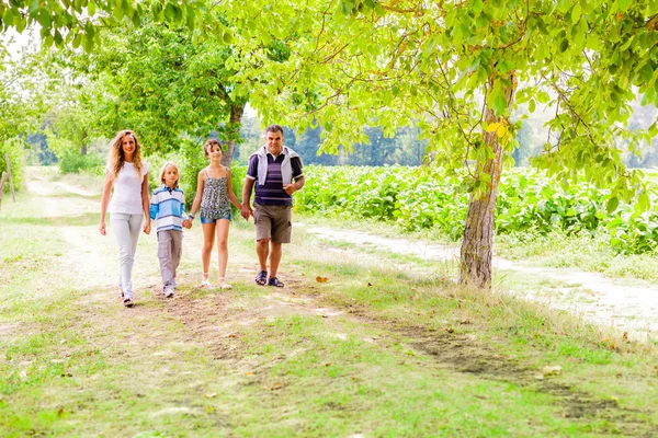 Familia caminando por el parque — Foto de Stock