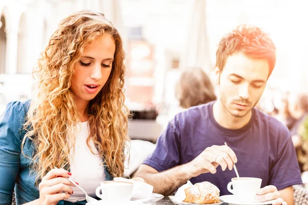Пара завтракает в кафе — стоковое фото